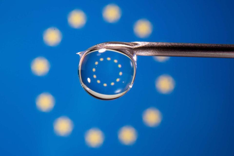 Dado Ruvic/Illustration Bendera Uni Eropa tercermin dalam tetesan jarum suntik dalam ilustrasi yang diambil di Zenica, Bosnia dan Herzegovina, Senin (9/11/2020).