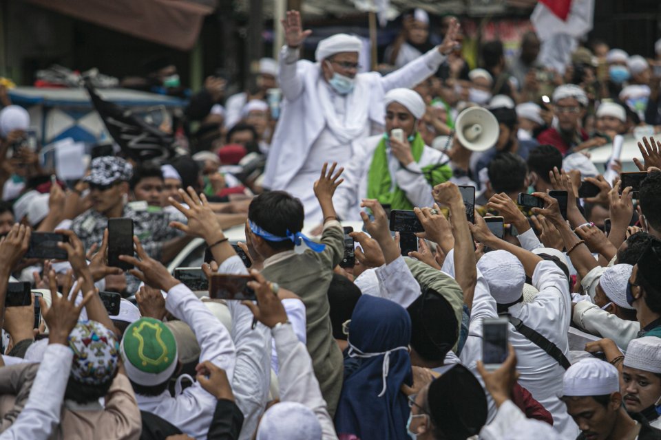 Imam Besar Front Pembela Islam (FPI) Habib Rizieq menyapa massa di Petamburan III, Jakarta Pusat, Selasa (10/11/2020).