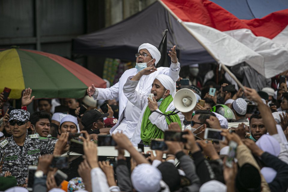 Imam Besar Front Pembela Islam (FPI) Habib Rizieq menyapa massa di Petamburan III, Jakarta Pusat, Selasa (10/11/2020).