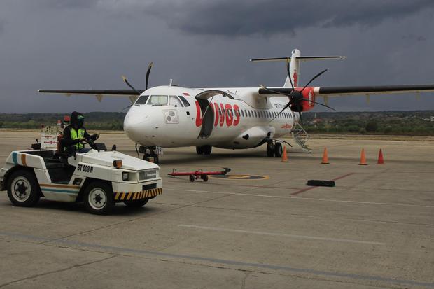 Seorang petugas bandara melintas di depan pesawat Wings Air di apron Bandara El Tari Kupang, NTT,Rabu (11/11/2020). Di tengah pandemi COVID-19 maskapai penerbangan Wings Air membuka dua rute baru di NTT yakni Kupang-Ruteng dan Kupang- Lembata setelah sela