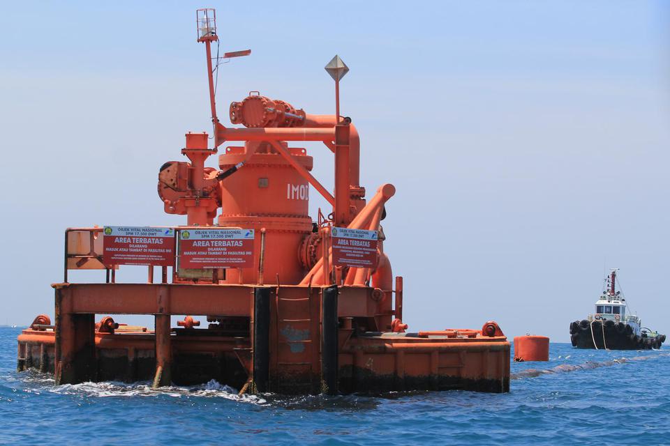 Sebuah kapal berlabuh di sekitar stasiun terapung suplai minyak dan gas lepas pantai di perairan Balongan, Indramayu, Jawa Barat, Rabu (11/11/2020). SKK Migas menargetkan pada tahun 2030 produksi minyak bumi sebesar 1 juta barel minyak per hari (BOPD) dan