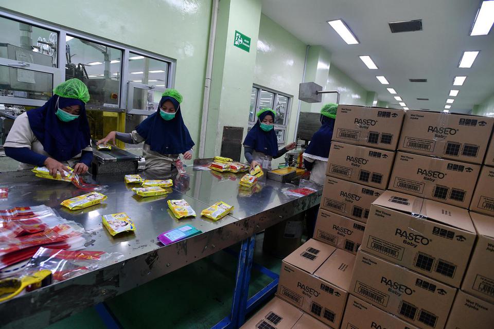 Pekerja mengemas tisu basah yang diproduksi di PT The Univenus Cikupa, Tangerang, Banten, Rabu (11/11/2020). Sektor manufaktur mulai tumbuh pada kuartal II/2021