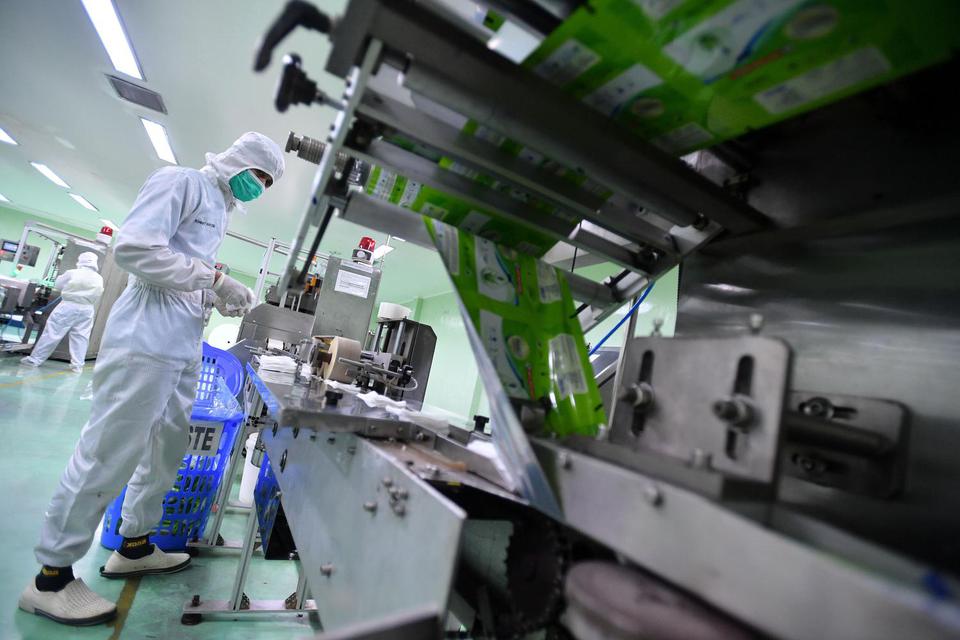 Pekerja memantau produksi tisu basah yang dibuat dengan mesin di PT The Univenus Cikupa, Tangerang, Banten, Rabu (11/11/2020). 