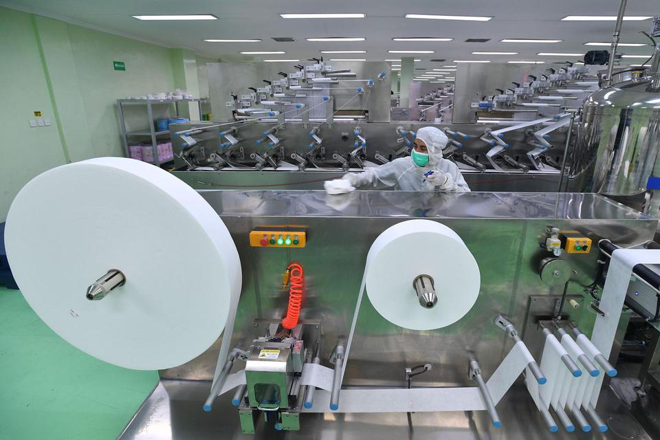 Pekerja membersihkan mesin yang digunakan untuk produksi tisu basah di PT The Univenus Cikupa, Tangerang, Banten, Rabu (11/11/2020). Kementerian Perindustrian menyatakan pertumbuhan sektor industri manufaktur di kuartal III-2020 sebesar 5,25 persen diband
