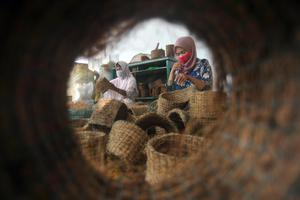 KERAJINAN DARI LIMBAH SABUT KELAPA