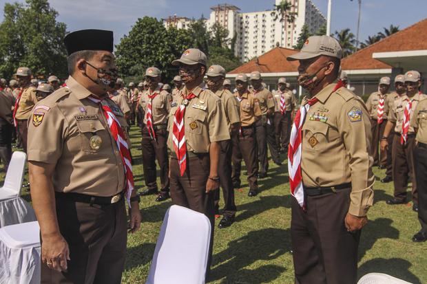 Asisten Teritorial Panglima TNI Mayjen TNI Madsuni (kiri) menyapa peserta saat pembukaan pelatihan, di Wiladatika, Cibubur, Jakarta Timur, Senin (16/11/2020). Kegiatan tersebut dalam rangka Pelatihan Instruktur Gerakan Pramuka Indonesia Trisaka TNI tahun