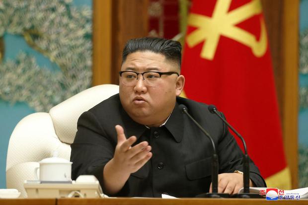 Pemimpin Korea Utara Kim Jong Un menghadiri Pertemuan ke-20 Biro Politik Komite Sentral ke-7 Partai Buruh Korea (WPK), di Pyongyang, Korea Utara, dalam foto tidak bertanggal yang disiarkan oleh Pusat Agensi Berita Korea Utara (KCNA), Senin (16/11/2020).