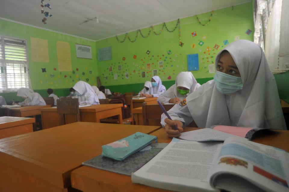 Sejumlah murid mengikuti pembelajaran tatap muka di SMPN 2 Pariaman, Sumatera Barat, Selasa (17/11/2020). Pemkot Pariaman kembali memberlakukan pembelajaran tatap muka untuk seluruh sekolah di kota itu, dengan penerapan protokol kesehatan yang ketat dan m