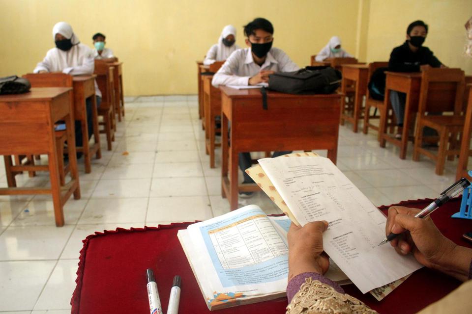 Seorang guru menerangkan materi pelajaran saat kegiatan belajar mengajar secara tatap muka di SMK Muhammadiyah 5 Tello Baru, Makassar, Sulawesi Selatan, Selasa (17/11/2020). Kegiatan belajar mengajar di sekolah tersebut dilakukan secara tatap muka dengan 