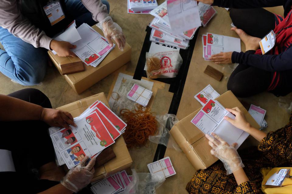 Pekerja melipat surat suara Pilkada Medan di Gudang Logistik KPU Medan, Sumatera Utara, Selasa (17/11/2020). Pelipatan surat suara sebanyak 1.645.175 yang melibatkan 125 pekerja tersebut ditargetkan selesai Sabtu (21/11).