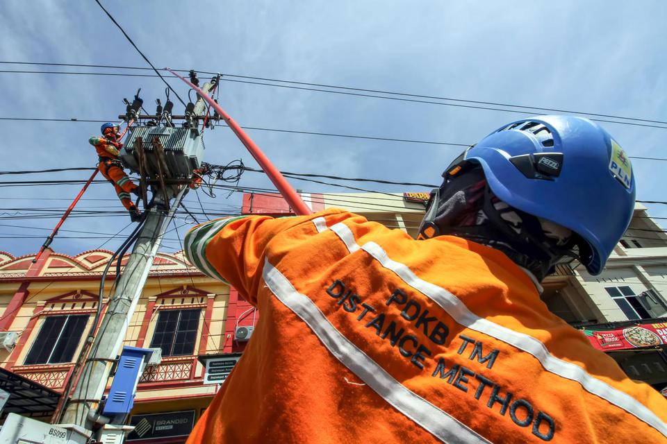 Petugas PLN tim Pekerjaan Dalam Keadaan Bertegangan (PDKB)