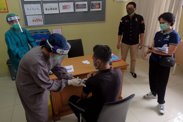 Tim medis melakukan penanganan terhadap pasien dalam persiapan simulasi vaksinasi COVID-19 di Puskesmas Abiansemal I, Badung, Bali, Senin (5/10/2020). Kementerian Kesehatan melakukan kunjungan dan survei untuk melihat kesiapan puskesmas tersebut sebagai l
