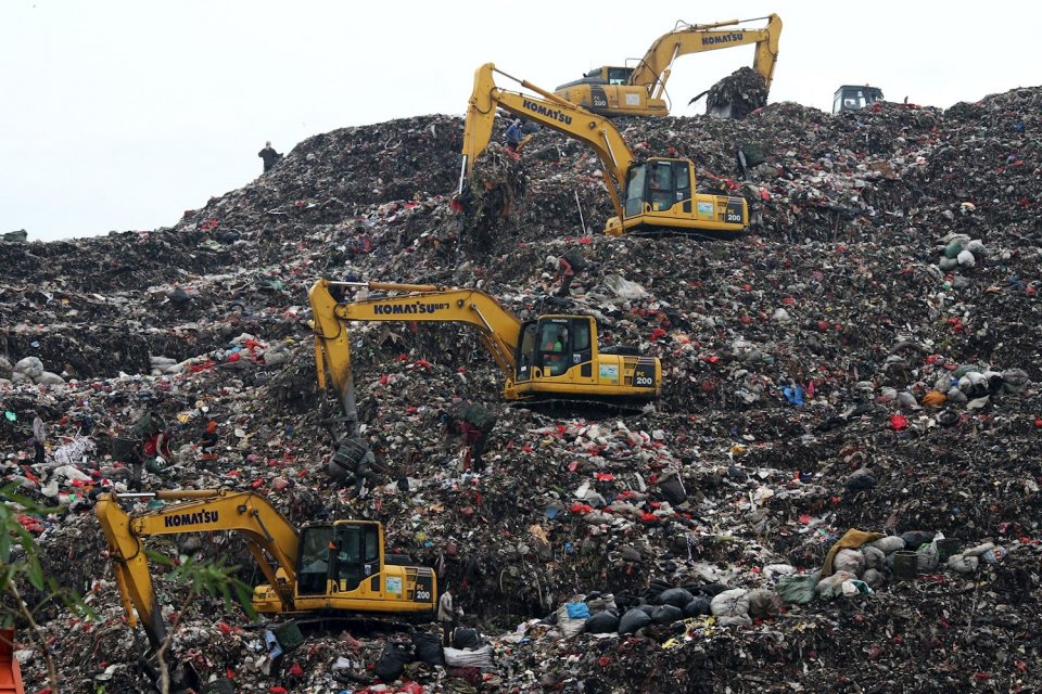 Sejumlah alat berat beroperasi di lokasi Tempat Pengolahan Sampah Terpadu (TPST) Bantar Gebang, di Bekasi, Jawa Barat, Rabu (17/1). Dana bantuan kemitraan Pemprov DKI Jakarta kepada Pemkot Bekasi pada 2018 berkurang Rp116 miliar dibanding 2017 yang diperu