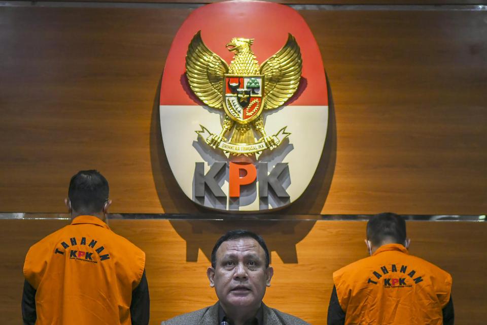 Ketua KPK Firli Bahuri (tengah) memberikan keterangan pers terkait penetapan tersangka kasus suap pengadaan bantuan sosial penanganan COVID-19 di Gedung Komisi Pemberantasan Korupsi (KPK), Jakarta, Minggu (6/12/2020). Menteri Sosial Juliari P Batubara dan