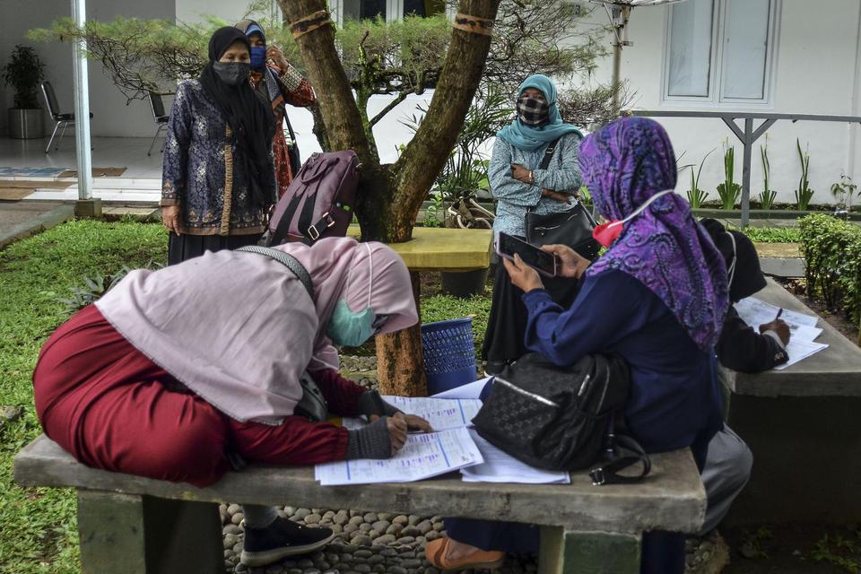 Sejumlah guru honorer mengisi formulir permohonan rekening baru untuk penyaluran Bantuan Subsidi Upah (BSU) di Bank Mandiri KCP Ciamis, Jawa Barat, Senin (7/12/2020). 