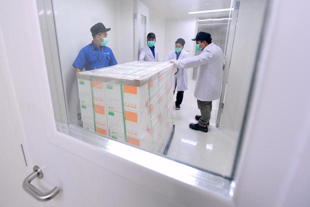 Petugas memindahkan vaksin COVID-19 setibanya di Kantor Pusat Bio Farma, Bandung, Jawa Barat, Senin (7/12/2020). Vaksin COVID-19 produksi perusahaan farmasi Sinovac, China tersebut disimpan dalam ruangan pendingin dengan suhu 2-8 derajat celcius, selanjut