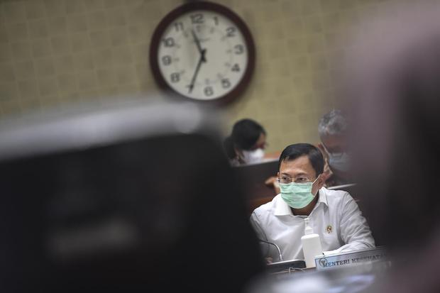 Menteri Kesehatan Terawan Agus Putranto mengikuti Rapat Kerja (Raker) dengan Komisi IX DPR di Kompleks Parlemen Senayan, Jakarta, Kamis (10/12/2020). Rapat tersebut membahas persiapan vaksinasi COVID-19 dan sumber pembiayaannya serta regulasi pendukung pr