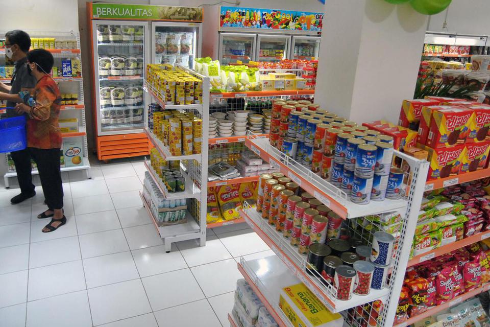 Warga berbelanja makanan dan minuman di salah satu minimarket Kota Bogor, Jawa Barat, Jumat (11/12/2020). Gabungan Pengusaha Makanan dan Minuman Indonesia (GAPMMI) memproyeksi industri makanan dan minuman bisa tumbuh lima persen hingga tujuh persen pada t