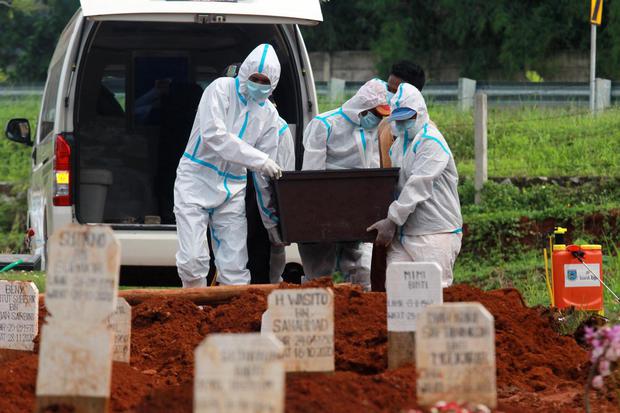 Petugas makam membawa jenazah ketua KPU Kota Tangerang Selatan almarhum Bambang Dwitoro saat akan dimakamkan di TPU khusus COVID-19 Jombang, Tangerang Selatan, Banten, Sabtu (12/12/2020). Ketua KPU Kota Tangerang Selatan wafat usai dirawat di rumah sakit