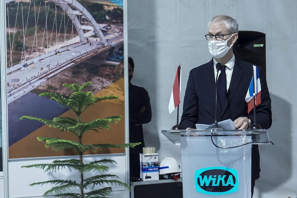 Menteri Delegasi Perdagangan Luar Negeri dan Daya Tarik Ekonomi Prancis Frank Riester memberikan sambutan saat kunjungan kerja ke pabrik WIKA di Balaraja, Tangerang, Banten, Selasa (15/12/2020). Delegasi adalah pelimpahan kewenangan dari badan dan/atau pe