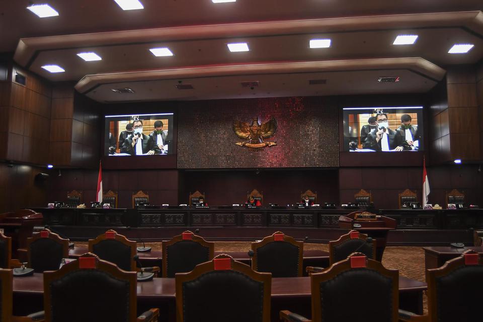 Ketua Mahkamah Konstitusi (MK) Arief Hidayat (tengah) bersama Hakim Konstitusi Manahan MP Sitompul (kiri) dan Saldi Isra (kanan) memimpin sidang Pengujian Materiil Undang-Undang Nomor 11 Tahun 2020 tentang Cipta Kerja terhadap UUD 1945 di ruang sidang ple