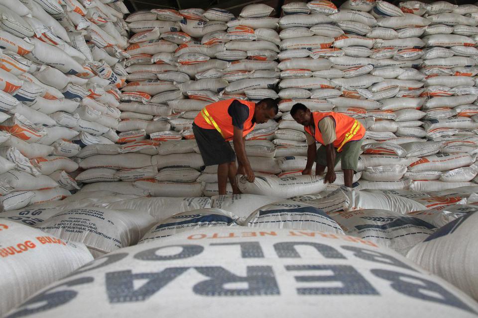 Pekerja menyusun karung berisi beras di gudang Perum Bulog cabang Meulaboh, Aceh Barat, Aceh, Rabu (16/12/2020). Menjelang Natal dan Tahun Baru, Perum Bulog cabang Meulaboh menyiapkan stok beras sebanyak 1300 ton untuk mengantisipasi kenaikan harga jual b