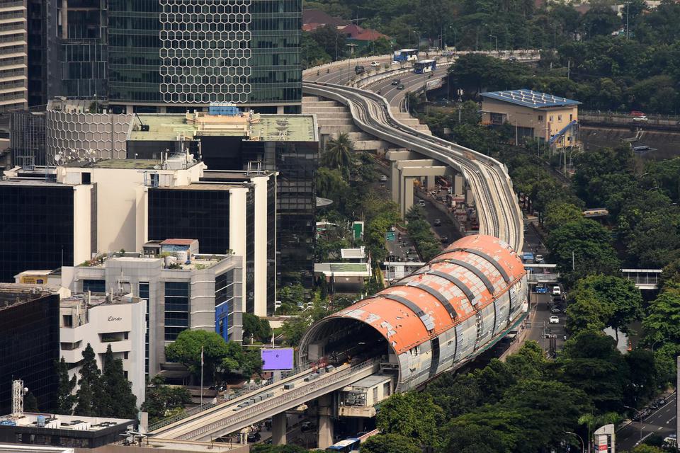 Suasana aktivitas pembangunan proyek Light Rapid Transit (LRT) Jakarta-Bogor-Depok-Bekasi atau Jabodebek di Jakarta, Kamis (17/12/2020). PT Adhi Karya (Persero) Tbk. mencatat progres pembangunan proyek LRT Jabodebek Fase I hingga akhir November 2020 sudah