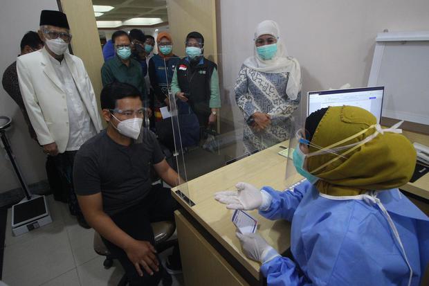 Gubernur Jawa Timur Khofifah Indar Parawansa (kedua kanan) didampingi Ketua Umum MUI KH Miftachul Akhyar (kiri) menyaksikan proses simulasi vaksinasi COVID-19 di RS Islam, Jemursari, Surabaya, Jawa Timur, Jumat (18/12/2020). Simulasi tersebut dilakukan se