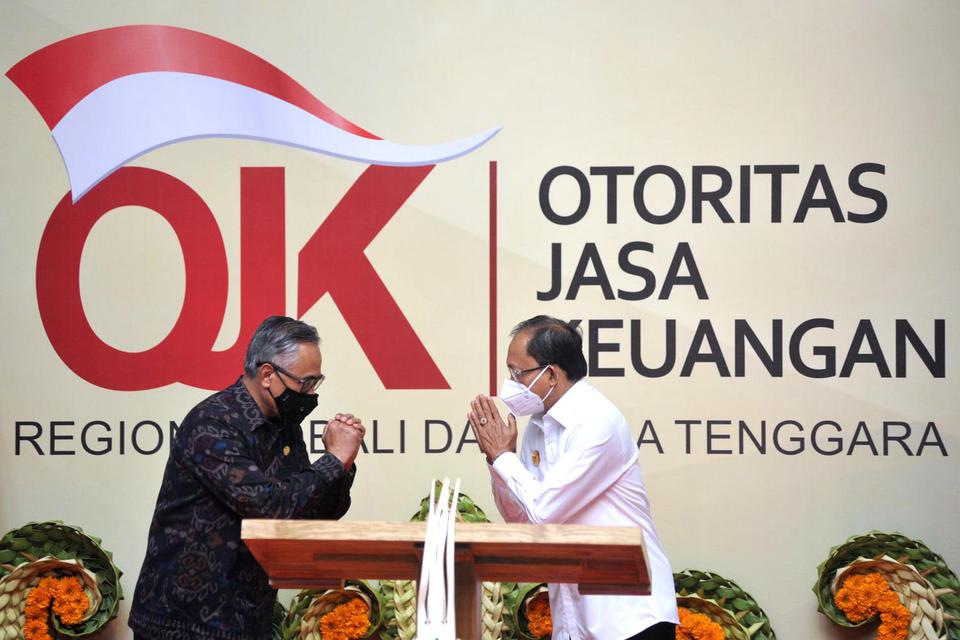 Gubernur Bali I Wayan Koster meminta agar perbankan membantu pelaku usaha pariwisata di Bali melalui pemberian pinjaman lunak.