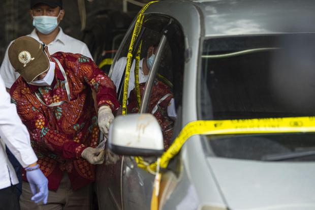 Komisioner Komnas HAM Choirul Anam (depan) memeriksa satu dari tiga mobil yang dikendarai polisi dan enam laskar FPI dalam kasus penembakan anggota FPI di Polda Metro Jaya, Jakarta, Senin (21/12/2020). Setelah pemeriksaan terhadap tiga mobil yang digunaka