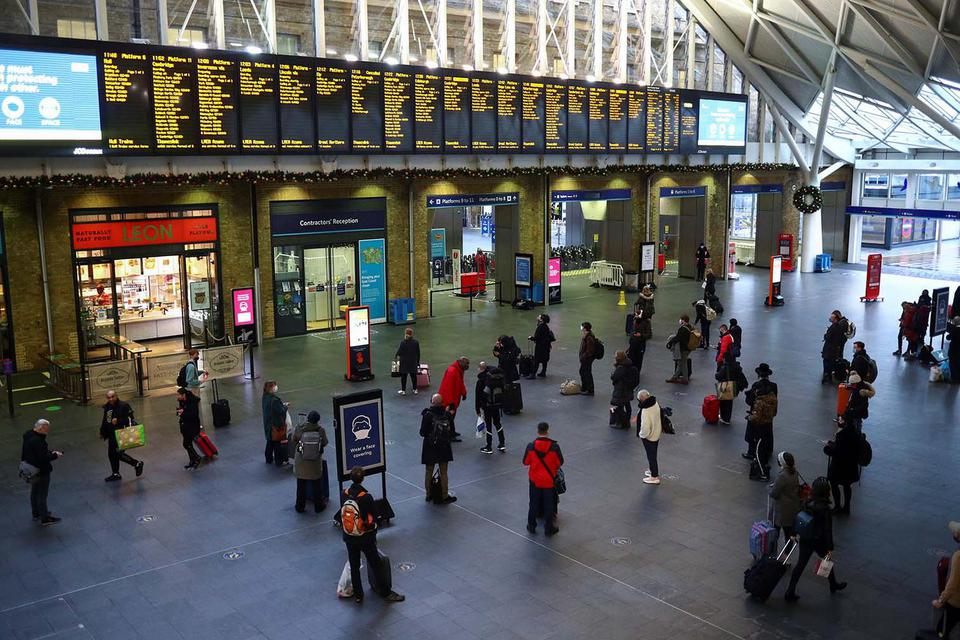 Hannah McKay Para pelancong melihat papan informasi di stasiun King's Cross, saat negara Uni Eropa memberlakukan larangan perjalanan dari United Kingdom menyusul penyebaran penyakit virus korona (COVID-19), di London, Britain, Senin (21/12/2020).