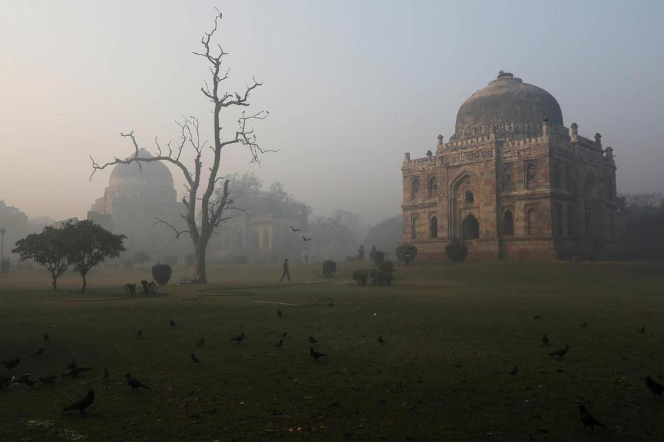 New Delhi, India menempati posisi teratas di daftar kota dengan tingkat polusi terburuk di dunia, pada Senin (13/11). Kota ini memiliki angka indeks kualitas udara (AQI) sebesar 420.