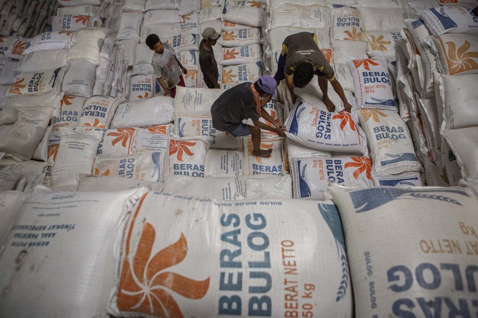 Pekerja merapihkan beras di Gudang Bulog, Kelapa Gading, Jakarta Utara, Kamis (27/2/2020).