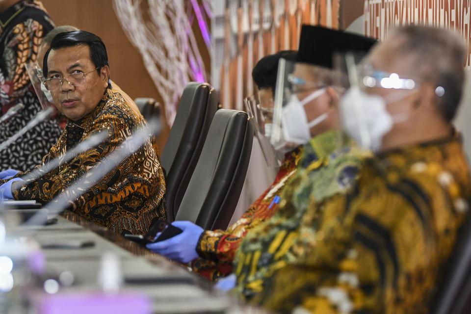Ketua Mahkamah Agung (MA) Syarifudin (kiri) bersama jajaran Hakim Agung MA menyampaikan Refleksi Akhir Tahun 2020 di Kantor MA, Jakarta, Rabu (30/12/2020). Sepanjang tahun 2020, Mahkamah Agung mencatat terdapat 3.512 perkara yang telah diregister lembaga 