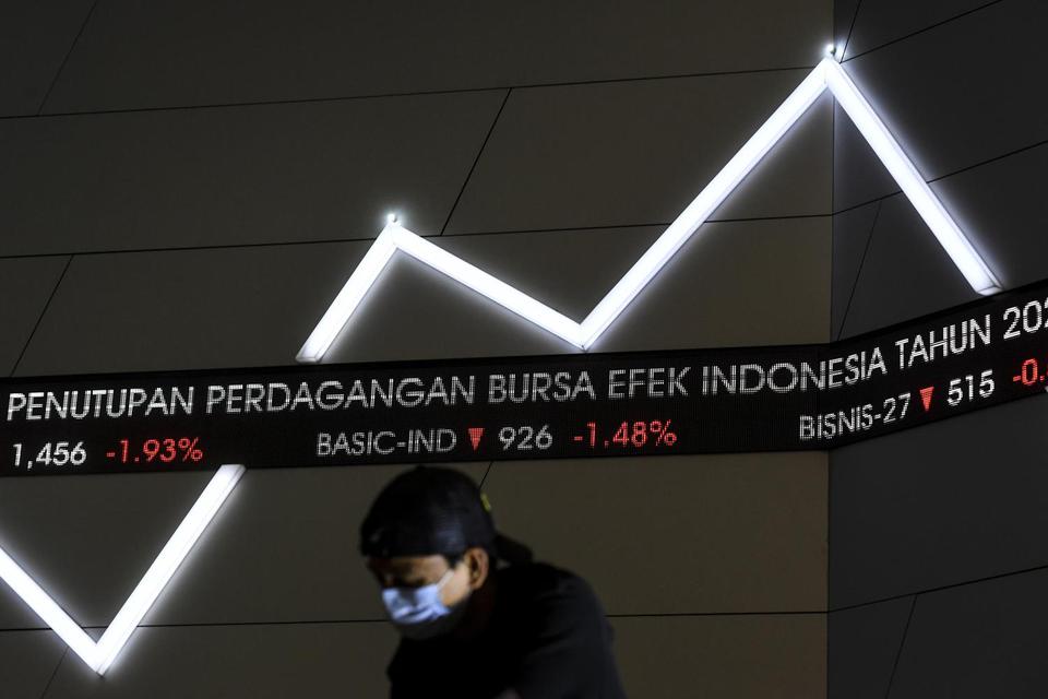 Layar menampilkan pergerakan Indeks Harga Saham Gabungan (IHSG) di Bursa Efek Indonesia, Jakarta, Rabu (30/12/2020). Pada penutupan perdagangan akhir tahun 2020 IHSG ditutup melemah 57,1 poin atau 0,95 persen ke level 5.979,07.