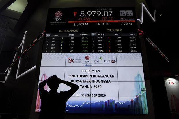 Layar menampilkan pergerakan Indeks Harga Saham Gabungan (IHSG) di Bursa Efek Indonesia, Jakarta, Rabu (30/12/2020). Pada penutupan perdagangan akhir tahun 2020 IHSG ditutup melemah 57,1 poin atau 0,95 persen ke level 5.979,07.