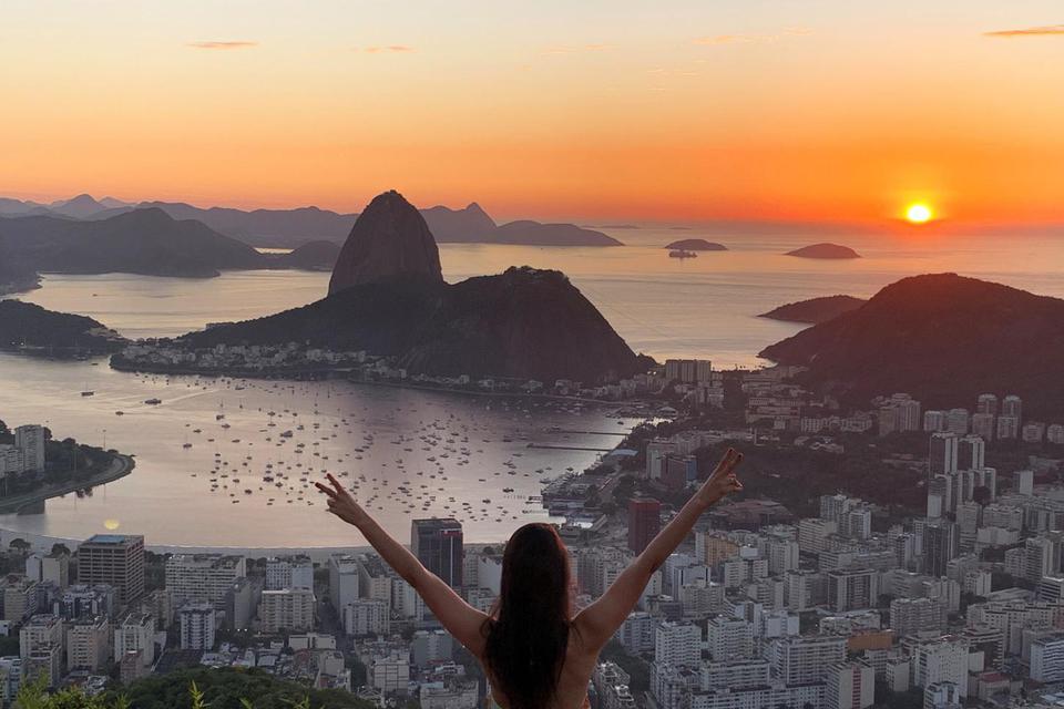 Ilustrasi, seseorang menikmati panorama matahari terbit di Brazil. Ucapan selamat pagi untuk pasangan dapat memberikan kesan mendalam.