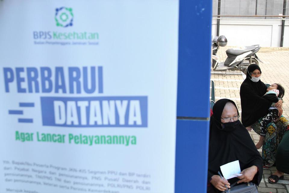 Sejumlah warga mengantre untuk memperbaharui data peserta BPJS di Kantor BPJS Cabang Kendari, Kendari, Sulawesi Tenggara, Senin (4/1/2021). Kantor BPJS Cabang Kendari mencatat jumlah hingga tahun 2020 sebanyak 1,3 juta jiwa terdaftar sebagai peserta JKN-K