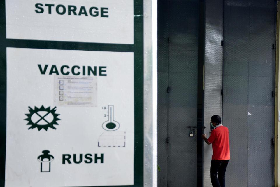 Petugas menutup pintu tempat penyimpanan vaksin COVID-19 Sinovac di kantor Dinas Kesehatan Sulsel, Makassar, Sulawesi Selatan, Selasa (5/2/2020). Sebanyak 30 ribu dosis vaksin COVID-19 Sinovac tahap pertama tiba di Makassar yang diperuntukkan bagi tenaga