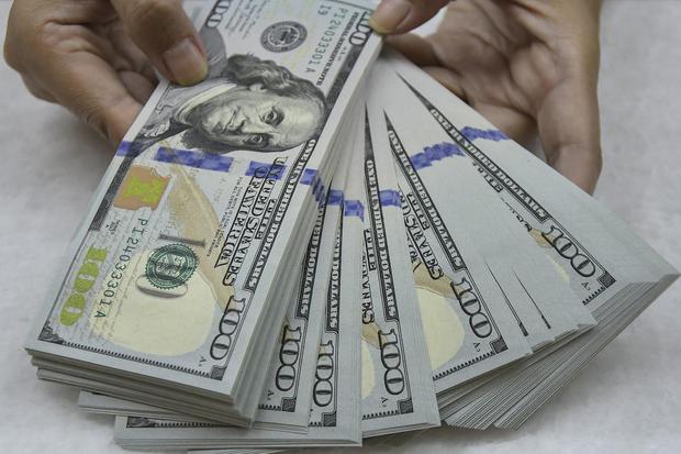 Rupiah Anjlok Dekati 15.600 per Dolar AS Jelang Pengumuman Bunga BI