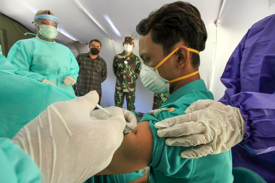 Petugas kesehatan mengikuti simulasi uji coba vaksinasi COVID-19 di Rumah Sakit Kesrem Lhokseumawe, Aceh, Kamis (7/1/2021). Simulasi itu digelar untuk memastikan kesiapan yang dimulai dari alur proses vaksinasi, kesiapan tenaga medis, observasi dan penera