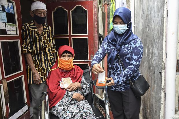 Petugas Kementerian Sosial mengecek saldo penerima Keluarga Penerima Manfaat (KPM) saat penyaluran bantuan Program Keluarga Harapan (PKH) menggunakan Kartu Keluarga Sejahtera (KKS) di Bekasi, Jawa Barat, Kamis (7/1/2021). Pemerintah melalui APBN 2021 meny