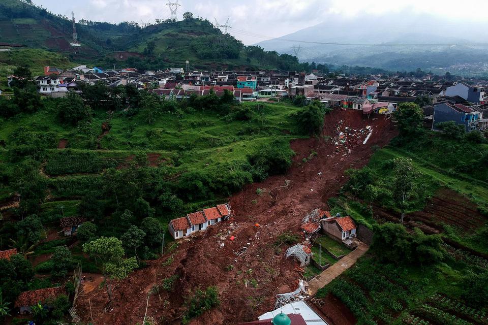 Foto udara bencana tanah longsor di Cimanggung, Kabupaten Sumedang, Jawa Barat, Selasa (12/1/2021). Tim SAR gabungan masih mencari sedikitnya 24 korban hilang yang telah terdata akibat bencana tanah longsor yang terjadi pada Sabtu (9/1) lalu.