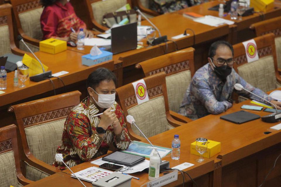 Menteri Kesehatan Budi Gunadi Sadikin (kiri) didampingi Direktur Utama PT Bio Farma (Persero) Honesti Basyir (kanan) menghadiri rapat kerja dengan Komisi IX DPR di Kompleks Parlemen Senayan, Jakarta, Selasa (12/1/2021). Rapat tersebut membahas persiapan j