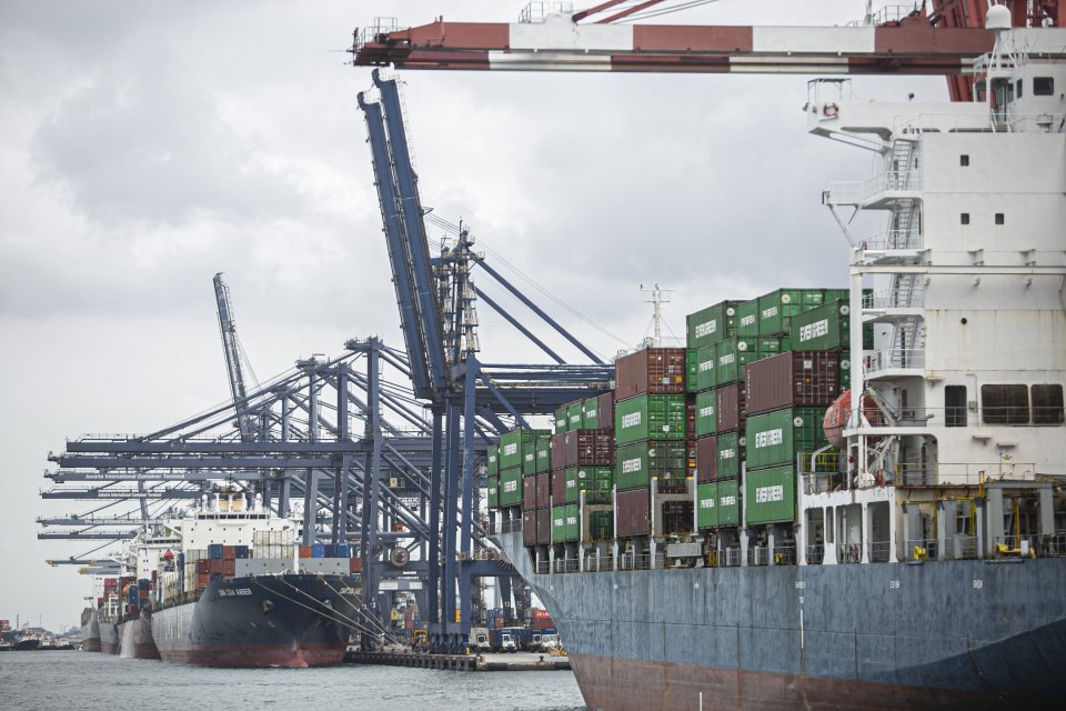 Aktivitas bongkar muat di Terminal 3 Pelabuhan Tanjung Priok, Jakarta, Kamis (10/1/2021). Menurut data Asosiasi Pertekstilan Indonesia (API), pandemi COVID-19 mengakibatkan membengkaknya biaya ekspor impor ketentuan pengiriman \'cost and freight\' (CN