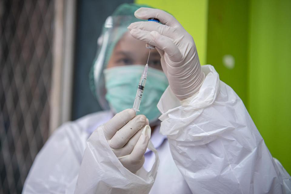 Petugas kesehatan menyiapkan vaksin saat simulasi pemberian vaksin COVID-19 Sinovac di Puskesmas Karya Jaya, Palembang, Sumatera Selatan, Rabu (13/1/2021). Simulasi tersebut digelar sebagai persiapan penyuntikan vaksin COVID-19 yang rencananya akan dilaku