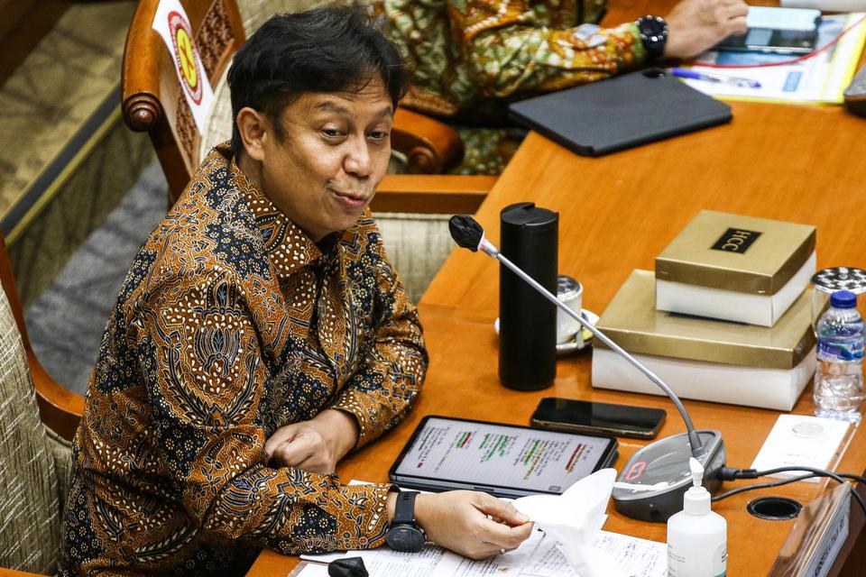 Menteri Kesehatan Budi Gunadi Sadikin memberikan paparan saat menghadiri rapat kerja bersama Komisi IX DPR di Kompleks Parlemen, Senayan, Jakarta, Rabu (13/1/2021). Rapat tersebut membahas ketersediaan vaksin dan pelaksanaan vaksinasi COVID-19.