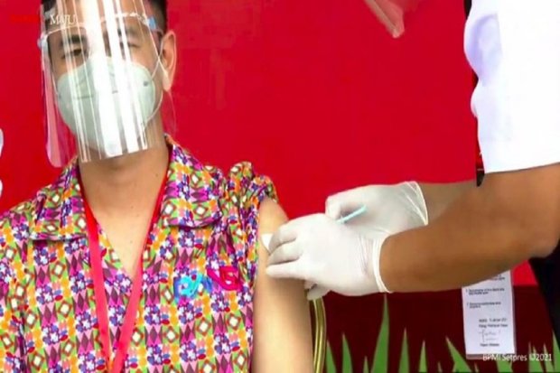 Raffi Ahmad saat disuntik vaksin Covid-19 di Istana Negara, Rabu (13/1).