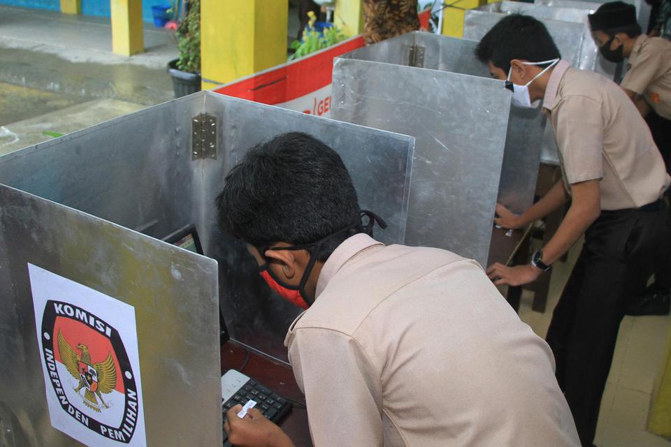 Sejumlah pelajar mengikuti proses pemilihan ketua Organisasi Siswa Intra Madrasah (OSIM) dengan menggunakan sistem pemungutan suara elektronik (e-voting) di Sekolah Madrasah Tsanawiyah Negeri 3 Aceh Barat, Aceh, Sabtu (16/1/2021).