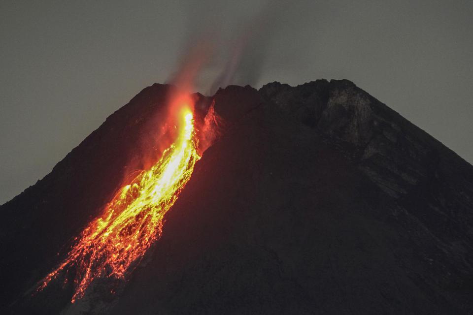 Guguran lava terlihat dari Desa Hargobinangun, Pakem, Sleman, DI Yogyakarta, Minggu (17/1/2021). Menurut data Balai Penyelidikan dan Pengembangan Teknologi Kebencanaan Geologi (BPPTKG) aktivitas seismik Gunung Merapi menurun sehingga probabilitas letusan 